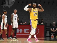 风云突变洛杉矶湖人今晨遗憾出局，NBA常规赛版图或变，质疑声仍在，数据趋势出现新变化(湖人2024常规赛战绩)